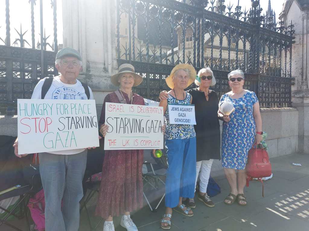 The UK-Palestine Mental Health Network FAST FOR GAZA started this morning outside Parliament. We will be here every day for two weeks from 9am to 7pm. If you are in London, please stop by and show your support.